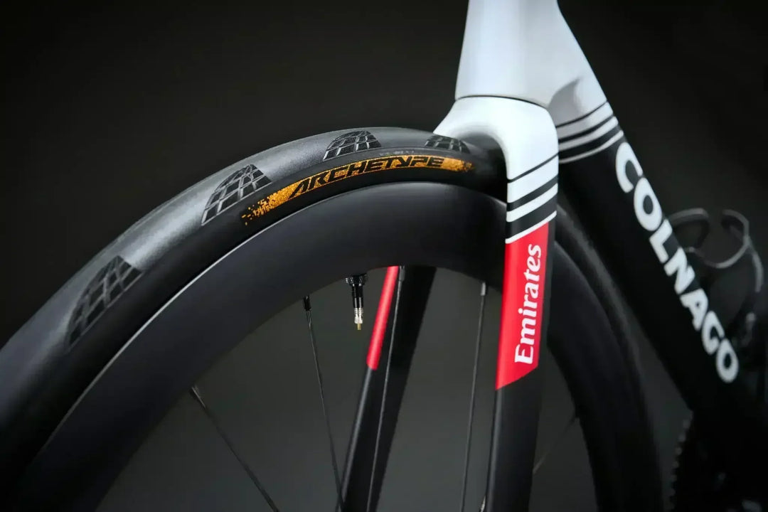 pneu gp 5000 archetype monté sur un vélo du team UAE Team Emirates