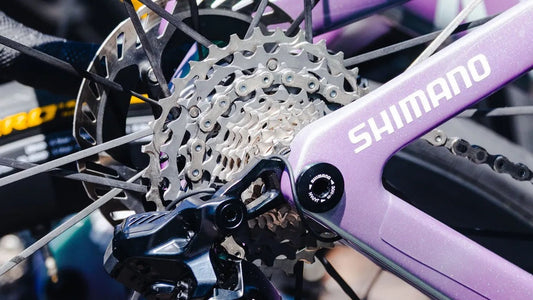 Cassette Shimano Dura-Ace 13V CS-R9300 (13 vitesses) sur un vélo de course professionnel