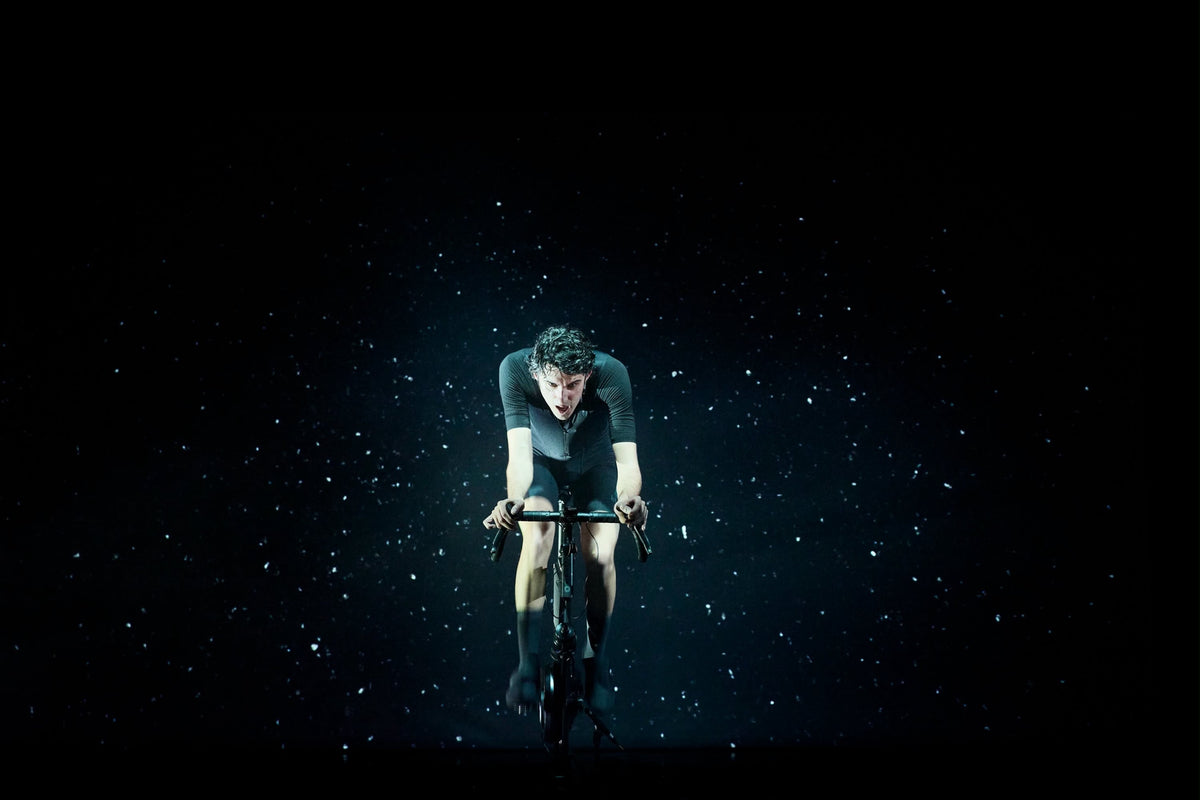 Léo Gardy sur scène, à vélo